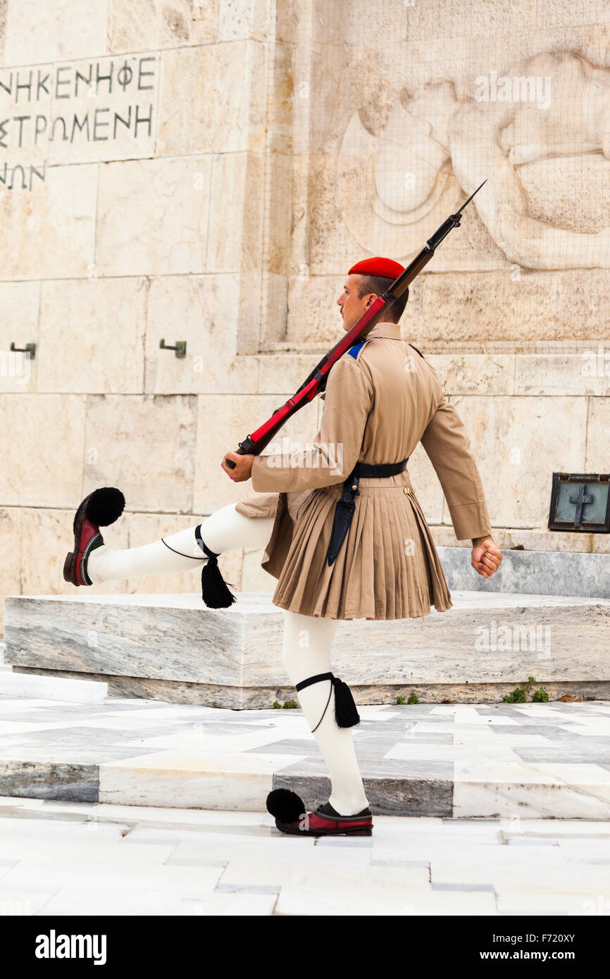 Griechischer Soldat, ein Evzone, neben dem Grab des unbekannten Soldaten außerhalb Parlamentsgebäude, Athen, Griechenland Stockfoto