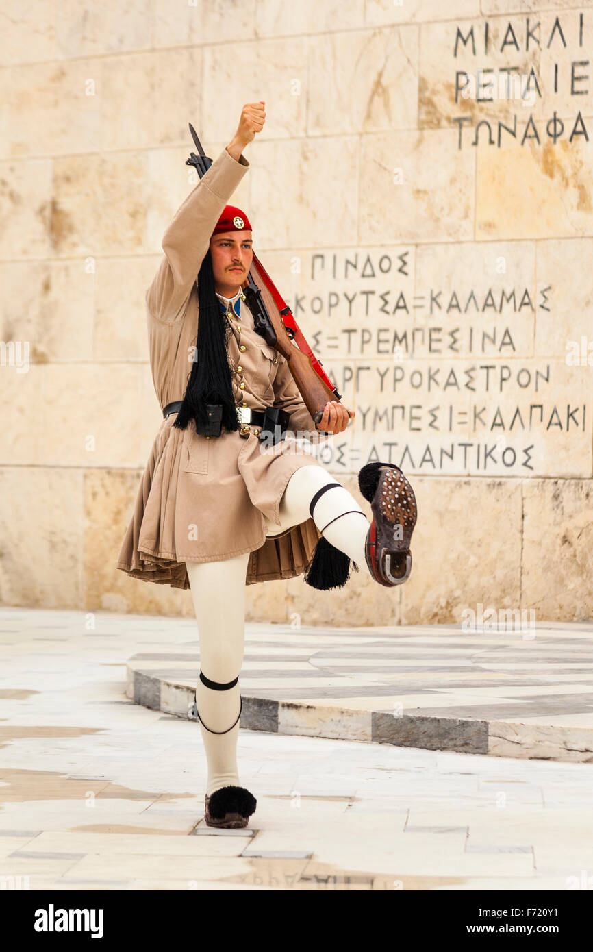 Griechischer Soldat, ein Evzone, außerhalb des Parlamentsgebäudes, Athen, Griechenland Stockfoto