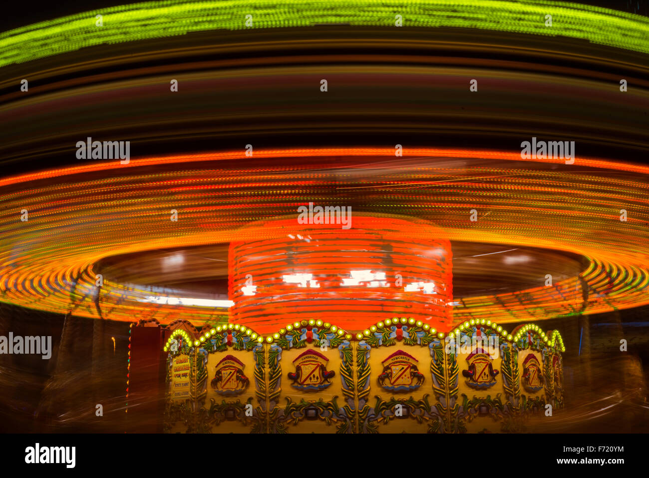 Die Lichtspuren Kirmes Karussell fahren mit einer langen Belichtungszeit aufgenommene Stockfoto