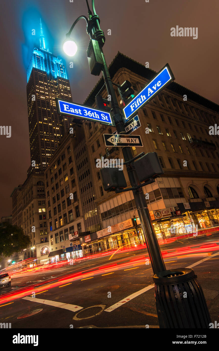 Nachtansicht der niedrigen Winkel auf das Empire State Building mit Petrol Farbe leuchten, Manhattan, New York, USA Stockfoto