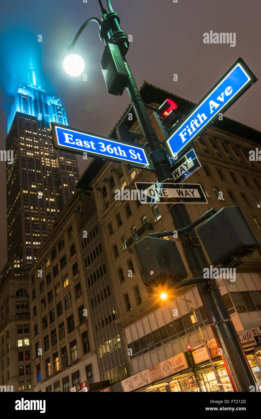 Nachtansicht der niedrigen Winkel auf das Empire State Building mit Petrol Farbe leuchten, Manhattan, New York, USA Stockfoto