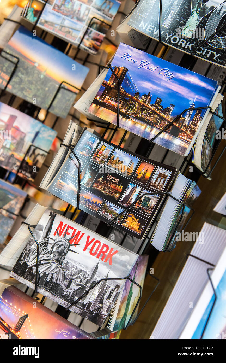 Touristische Postkarten auf dem Display in einem Geschäft, Manhattan, New York, USA Stockfoto