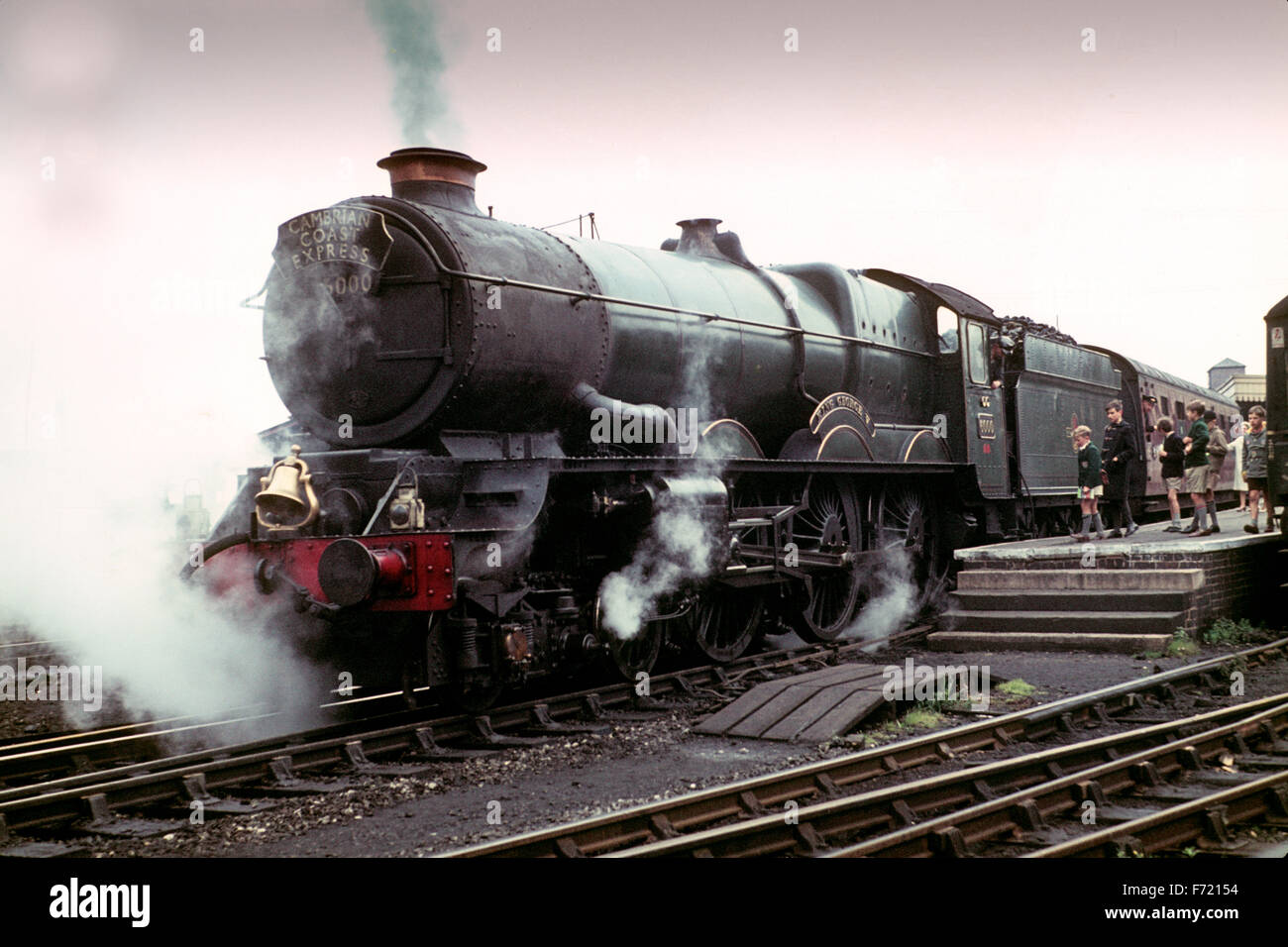 Dampf-Lokomotive King George V ziehen die Cambrian Küste Expresszug in Wolverhampton Low Level Station 1960 Stockfoto