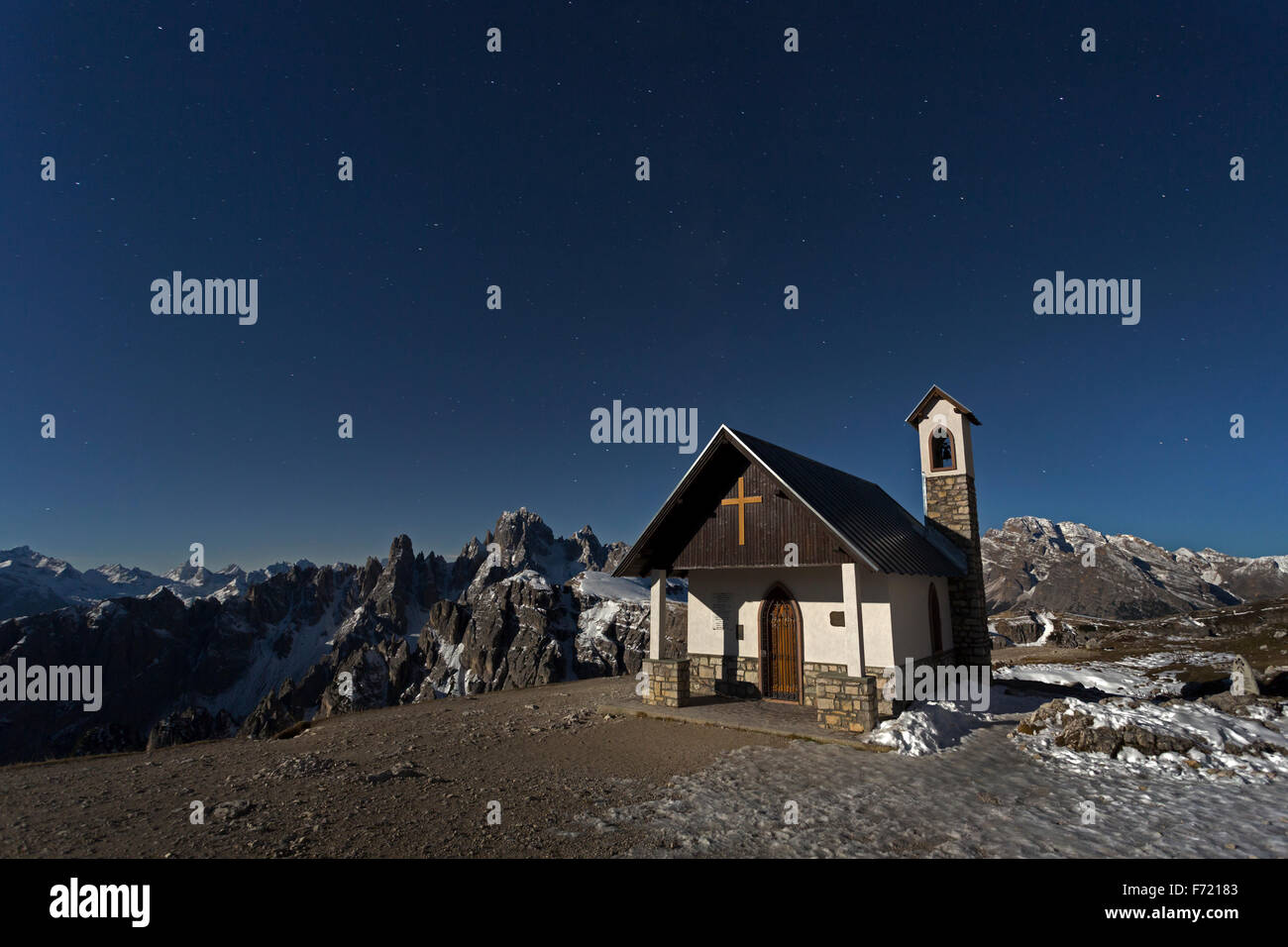Tre Cime di Lavaredo Gipfeln und Kapelle auf den drei Gipfeln Spuren über Nacht, Sextner Dolomiten, Südtirol, Italien, Europa Stockfoto