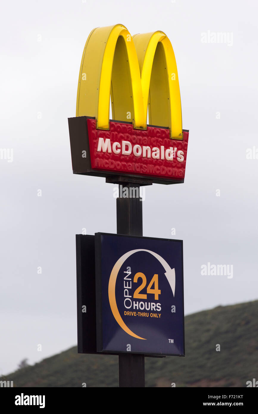 McDonald's Fahrt durch Zeichen Logo. Stockfoto