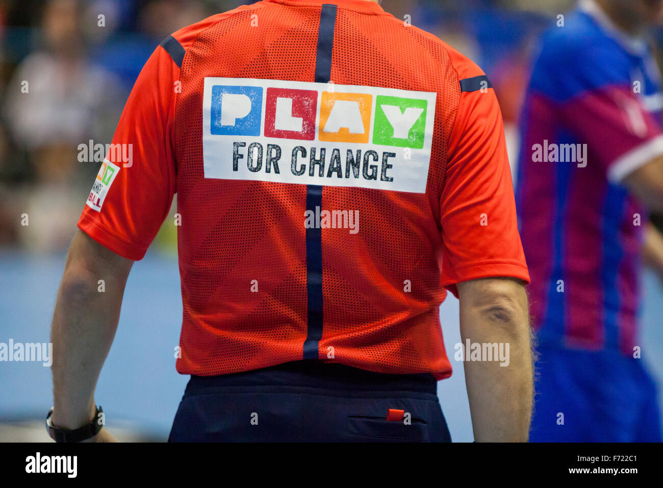 Kiew, UKRAINE - 18. Oktober 2014: Logo der gemeinnützigen Stiftung "Play for Change" auf T-shirt der Referree des Europäischen Handball-Champions-League-Spiel zwischen Motor und Aalborg Stockfoto