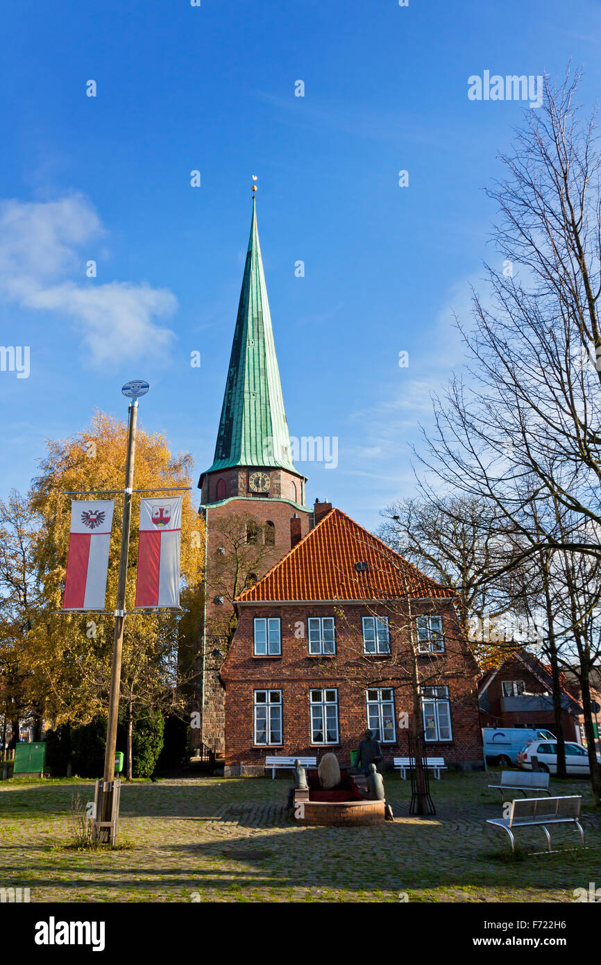 Alte Häuser und der Turm der St. Lorenz-Kirche in Travemünde Stadt, Deutschland Stockfoto