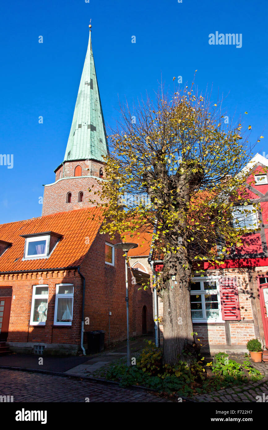 Alte Häuser und der Turm der St. Lorenz-Kirche in Travemünde Stadt, Deutschland Stockfoto