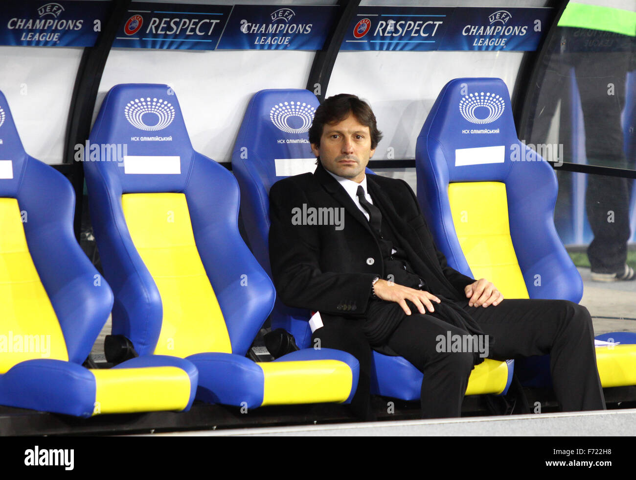 Kiew, UKRAINE - 21. November 2012: FC Paris Saint-Germain Sportdirektor Leonardo Araujo blickt auf in UEFA Champions League Spiel gegen den FC Dynamo Kyiv am 21. November 2012 in Kiew, Ukraine Stockfoto