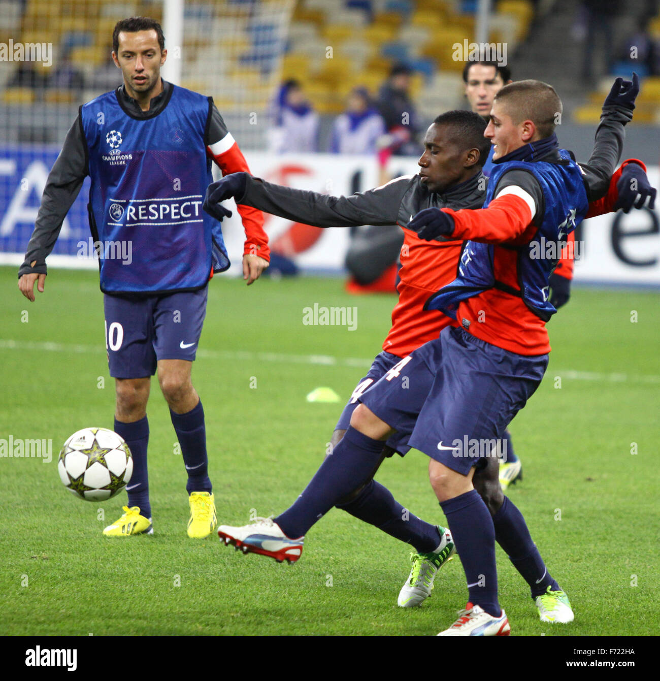 Kiew, UKRAINE - 21. November 2012: FC Paris Saint-Germain Spieler kämpfen um den Ball während der Trainingseinheit vor UEFA-Champions-League-Spiel gegen den FC Dynamo Kyiv am 21. November 2012 in Kiew, Ukraine Stockfoto
