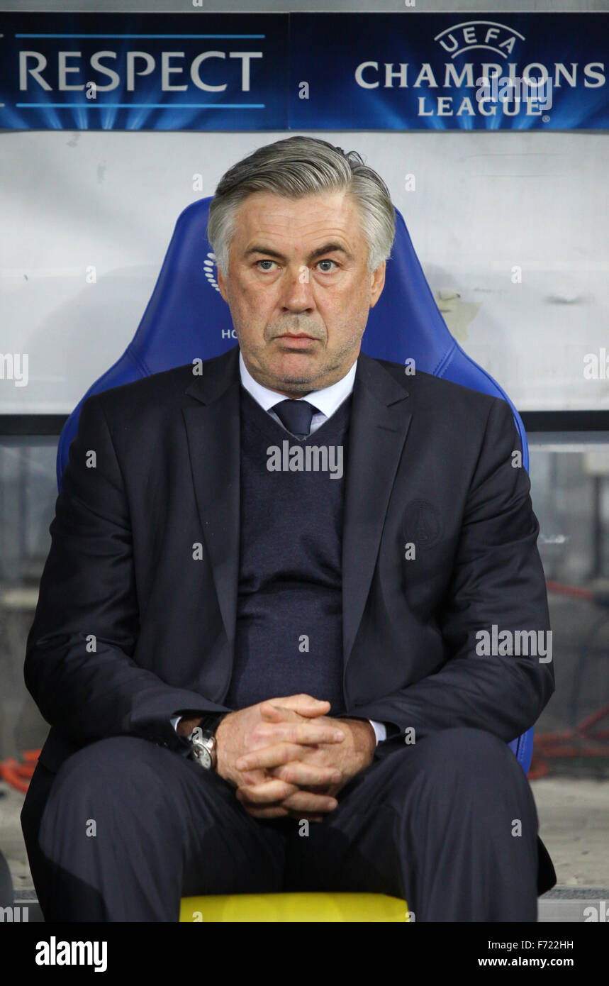Kiew, UKRAINE - 21. November 2012: FC Paris Saint-Germain Manager Carlo Ancelotti blickt auf in UEFA Champions League Spiel gegen den FC Dynamo Kyiv am 21. November 2012 in Kiew, Ukraine Stockfoto