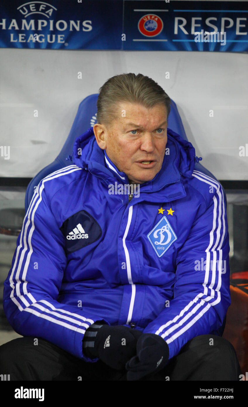 Kiew, UKRAINE - 21. November 2012: FC Dynamo Kyiv Manager Oleg Blokhin blickt auf in UEFA Champions League Spiel gegen FC Paris Saint-Germain am 21. November 2012 in Kiew, Ukraine Stockfoto
