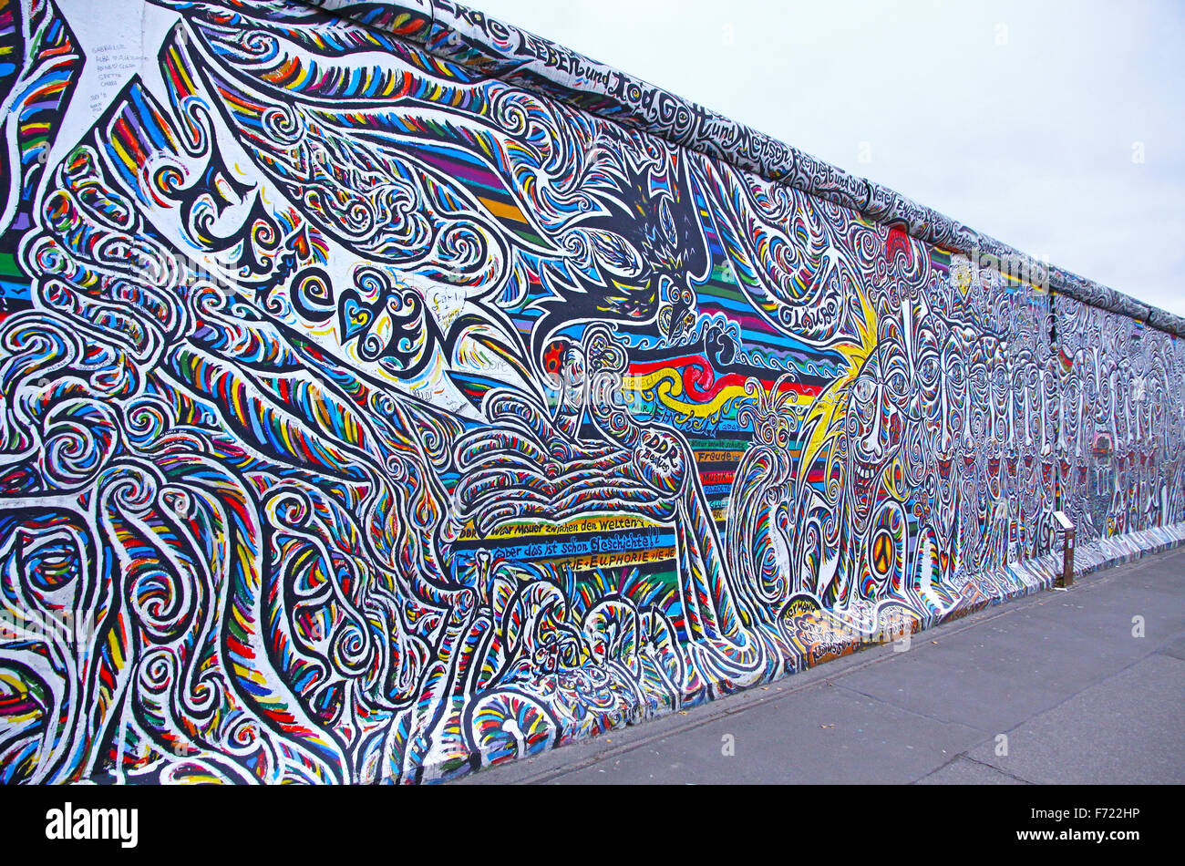 BERLIN - 10. November 2013: Fragment der East Side Gallery am 10. November 2013 in Berlin, Deutschland. Es ist ein 1,3 km langen Teil der original Berliner Mauer, die 1989 zusammengebrochen, und jetzt ist der größten Welt Amateur Art Gallery of graffiti Stockfoto