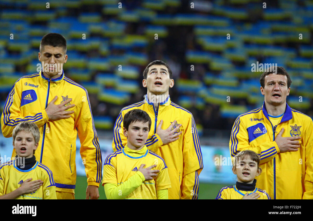 Kiew, UKRAINE - 15. November 2013: Ukraine Fußball Nationalspieler nicht identifizierte junge Fußballer zu hören und die nationalen Stockfoto