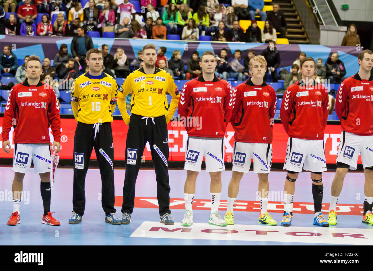 Kiew, UKRAINE - 18. Oktober 2014: Handballer des Aalborg Team hören die Hymne vor europäischen Handball Champions League Spiel gegen Motor Stockfoto