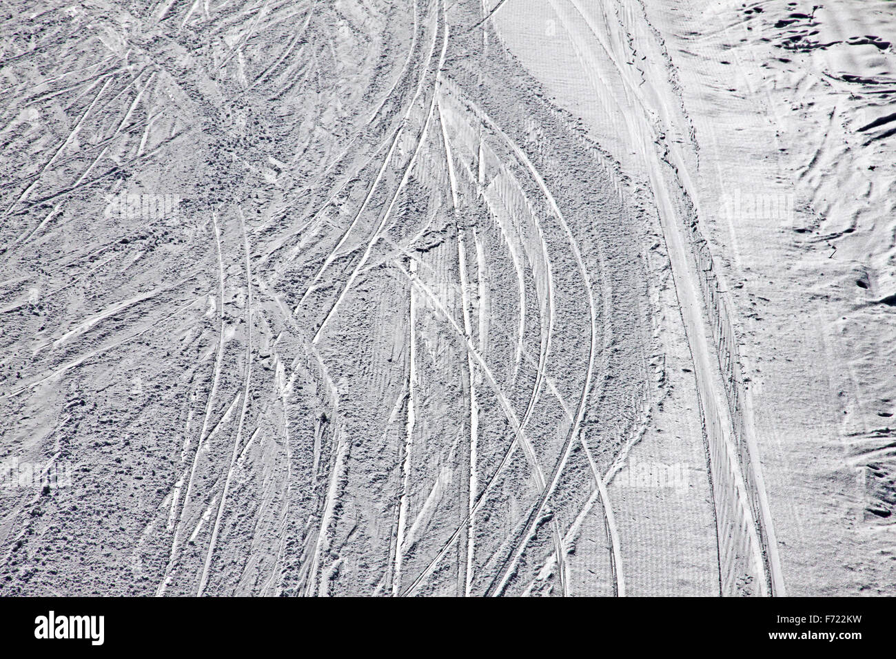 Ski-Spuren im Schnee am Berghang, Skigebiet Bukovel Ukraine Stockfoto