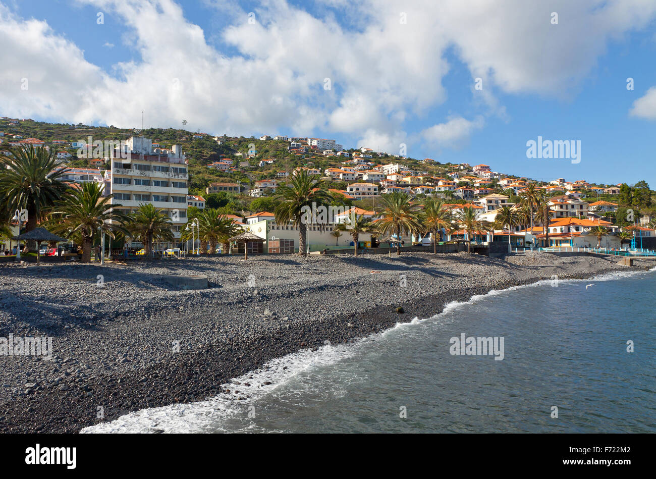 Kiesstrand in der Stadt Santa Cruz auf der Insel Madeira, Portugal Stockfoto