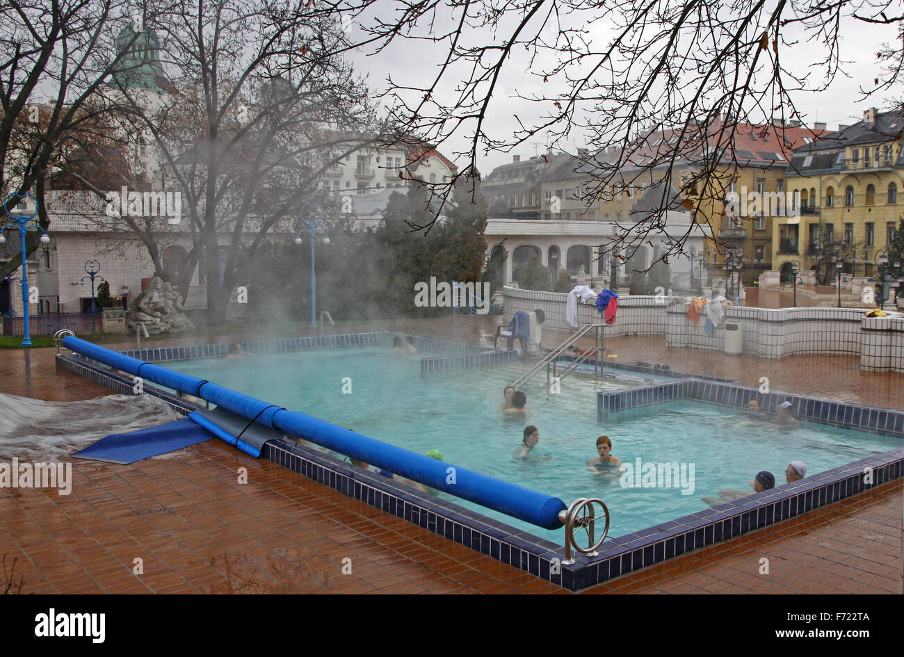 BUDAPEST, Ungarn - 4. Januar 2012: Menschen haben ein Thermalbad im Gellert Spa am 4. Januar 2012 in Budapest, Ungarn Stockfoto