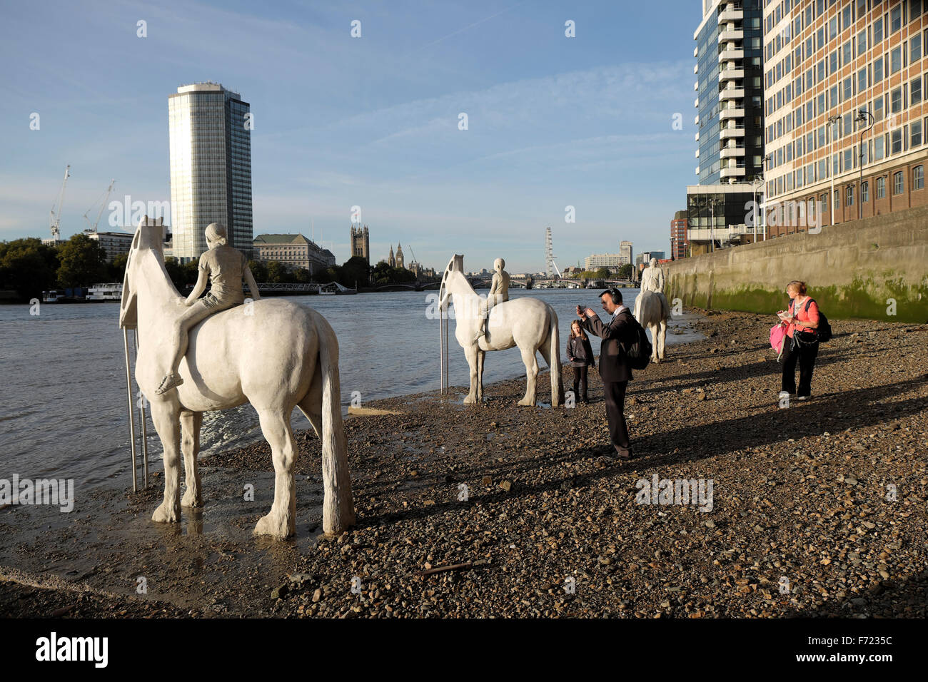 Der britische Künstler Jason DeCaires Taylor Pferden bei Ebbe auf dem Server Themse London UK 2015 KATHY DEWITT Skulptur "The Rising Tide" Stockfoto