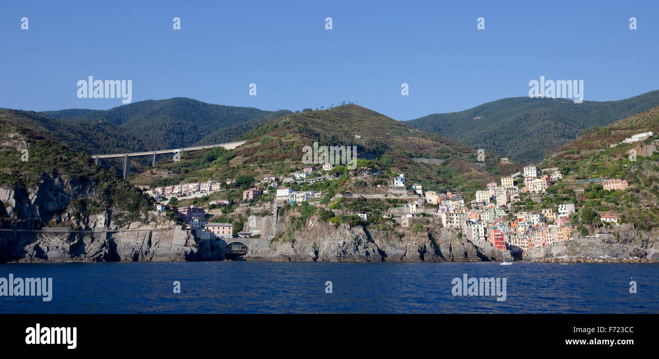Ein Blick aus dem Meer von Riomaggiore Dorf in den Cinque Terre Nationalpark, Italien. Stockfoto