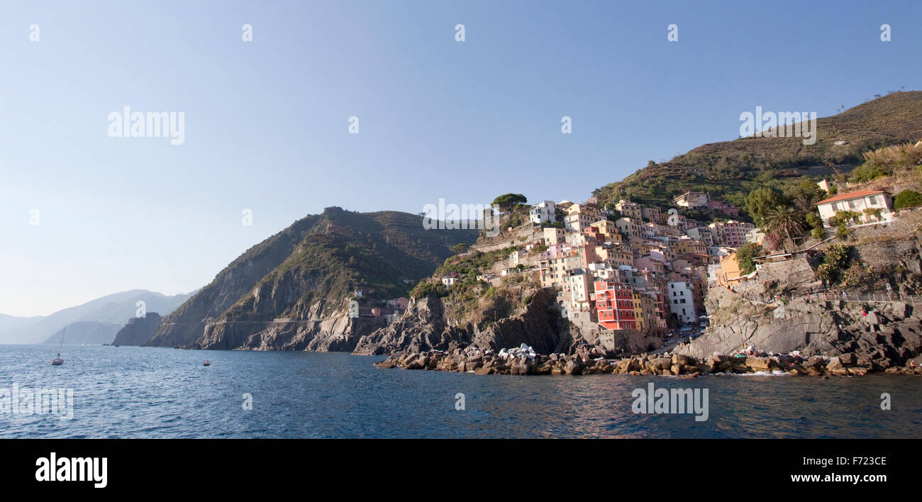 Ein Blick aus dem Meer von Riomaggiore Dorf in den Cinque Terre Nationalpark, Italien. Stockfoto