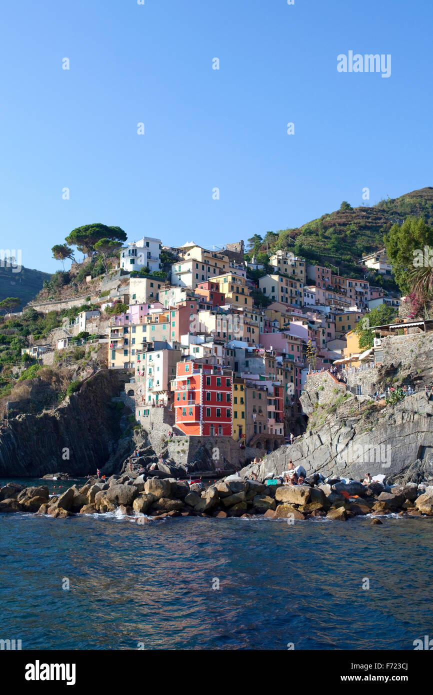 Malerischen Dorf von Riomaggiore aus dem Meer in den Cinque Terre Nationalpark, Italien gesehen. Stockfoto