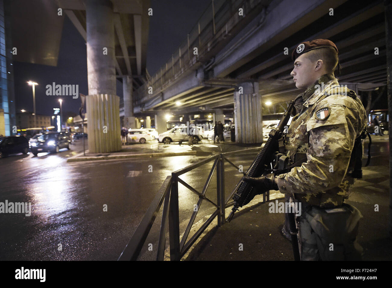 Rom, Italien. 23. November 2015. Sicherheitsmaßnahmen und Sicherheits-Check durch die Armee in den beiden Bahnhöfen von Rom, Termini in Rom und Rom Tiburtina, in der u-Bahn und in den angrenzenden zu den zwei Stationen durchgeführt. Die Sicherheits-Checks werden auch mit Hilfe von spezialisierten Hunde bei der Suche nach Bomben und Sprengstoff durchgeführt. Bildnachweis: Danilo Balducci/ZUMA Draht/Alamy Live-Nachrichten Stockfoto