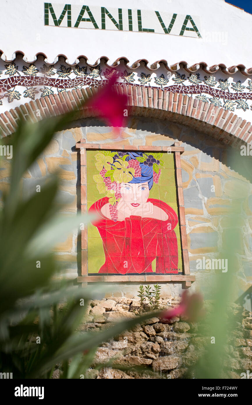 Ein Spainting einer Frau in einem roten Kleid, in das Dorf Manilva, Andalusien, Spanien. Stockfoto