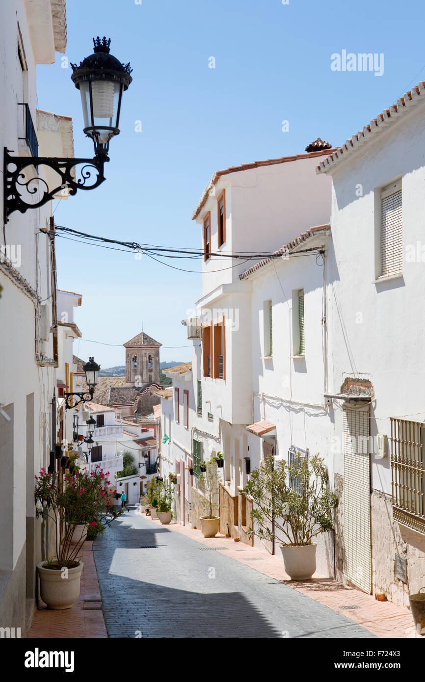 Eine Straße führt zu die Kirche im Dorf Manilva, Andalusien, Spanien. Stockfoto
