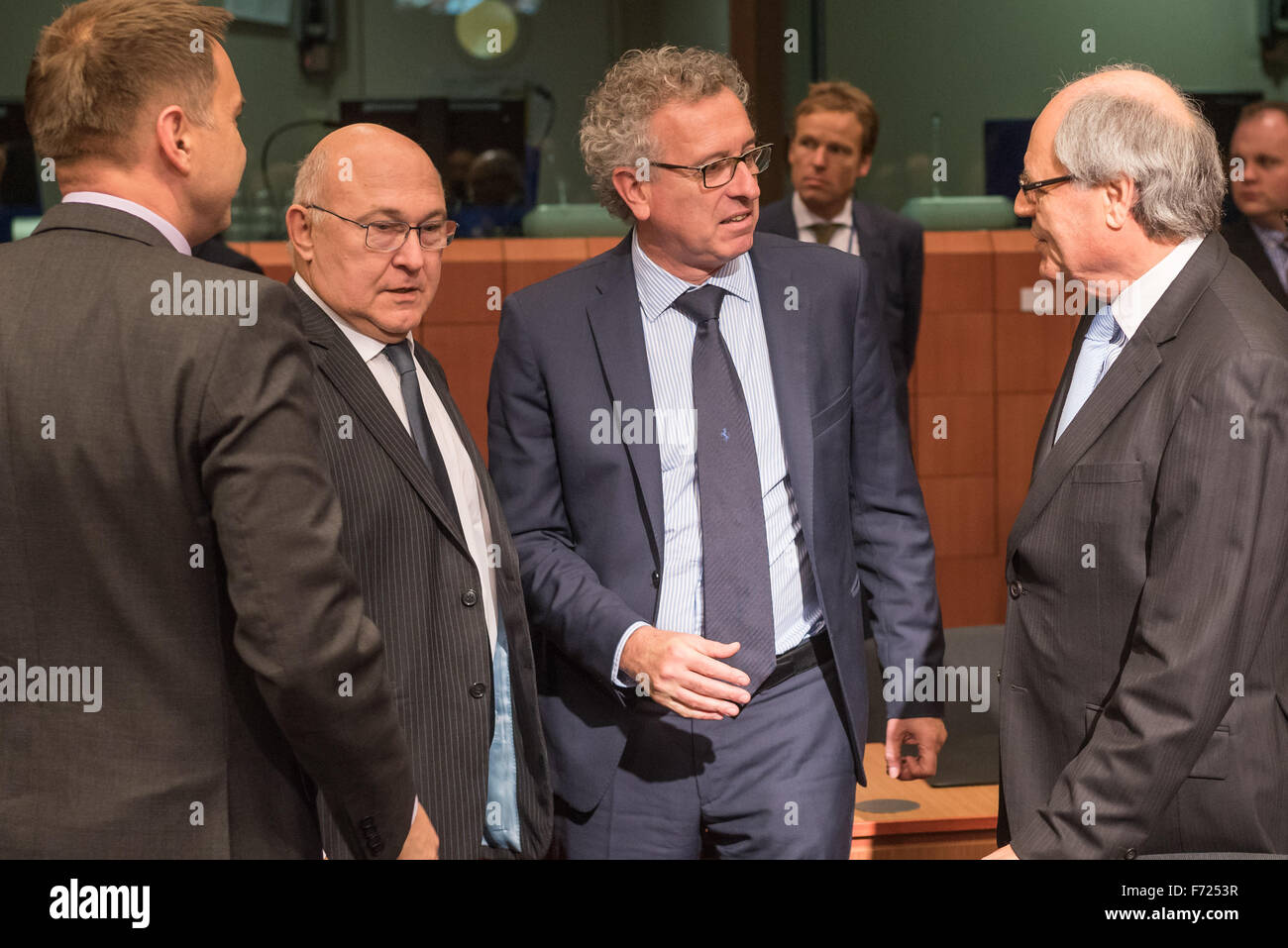 Brüssel, Belgien. 23. November 2015. Die luxemburgischen Finance Minister Pierre Gramegna (C) und französischer Finanzminister Michel Sapin (2 L) sprechen miteinander, zu Beginn des Treffens der Eurogruppe. Die Eurogruppe Finance Minister werden der Haushaltsplanentwürfe für das Jahr 2016 Euro-Währungsgebiet angehörenden Mitgliedstaaten auf der Grundlage der Stellungnahmen der Europäischen Kommission diskutieren. Zypern und Griechenland nicht Haushaltsplanung vorlegen müssen, seinen Plan in Portugal noch nicht vorgelegt. Bildnachweis: Jonathan Raa/Pacific Press/Alamy Live-Nachrichten Stockfoto