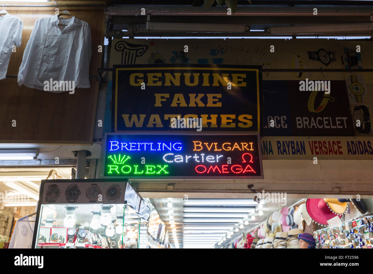 Echten gefälschten Uhren Zeichen im Ladengeschäft Kuşadası, Aydın, Türkei  Stockfotografie - Alamy