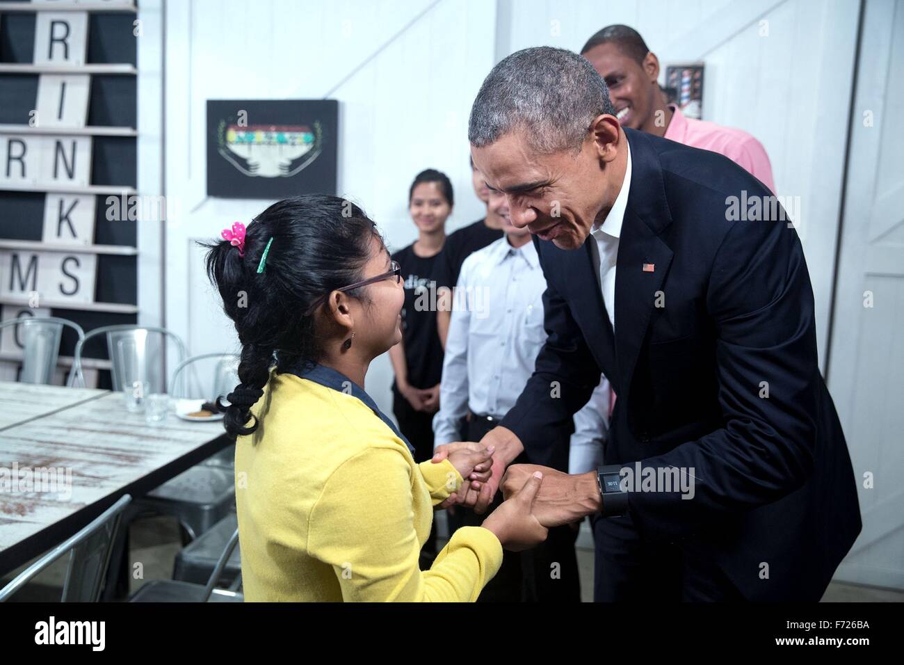 US-Präsident Barack Obama spricht mit einem jungen Mädchen während einer Tour durch die würde für Children Foundation 21. November 2015 in Kuala Lumpur, Malaysia. Das Zentrum unterstützt Arme Familien und Flüchtlingen, darunter die von Myanmar und Syrien. Stockfoto