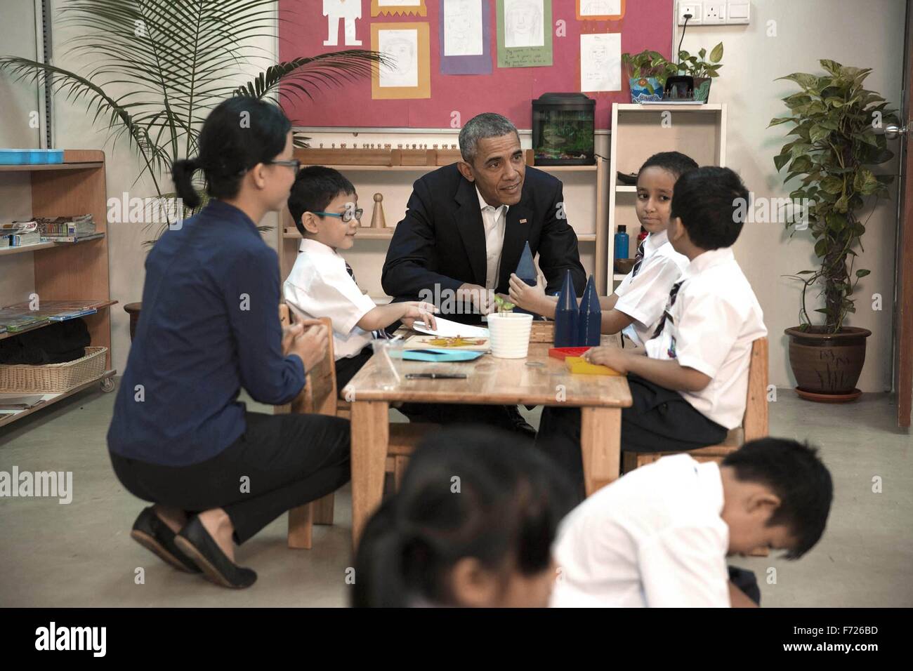 US-Präsident Barack Obama spricht mit einem kleinen Jungen während einer Tour durch die würde für Children Foundation 21. November 2015 in Kuala Lumpur, Malaysia. Das Zentrum unterstützt Arme Familien und Flüchtlingen, darunter die von Myanmar und Syrien. Stockfoto