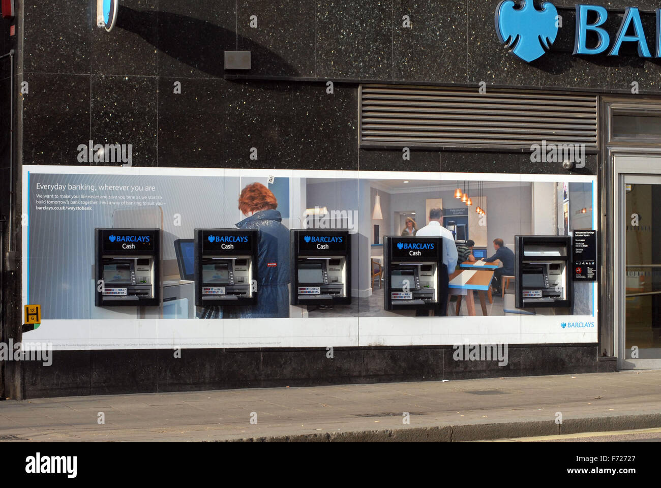 London, UK, 23. November 2015, Barclays-Geldautomaten in der Charing Cross Road im West End. Stockfoto