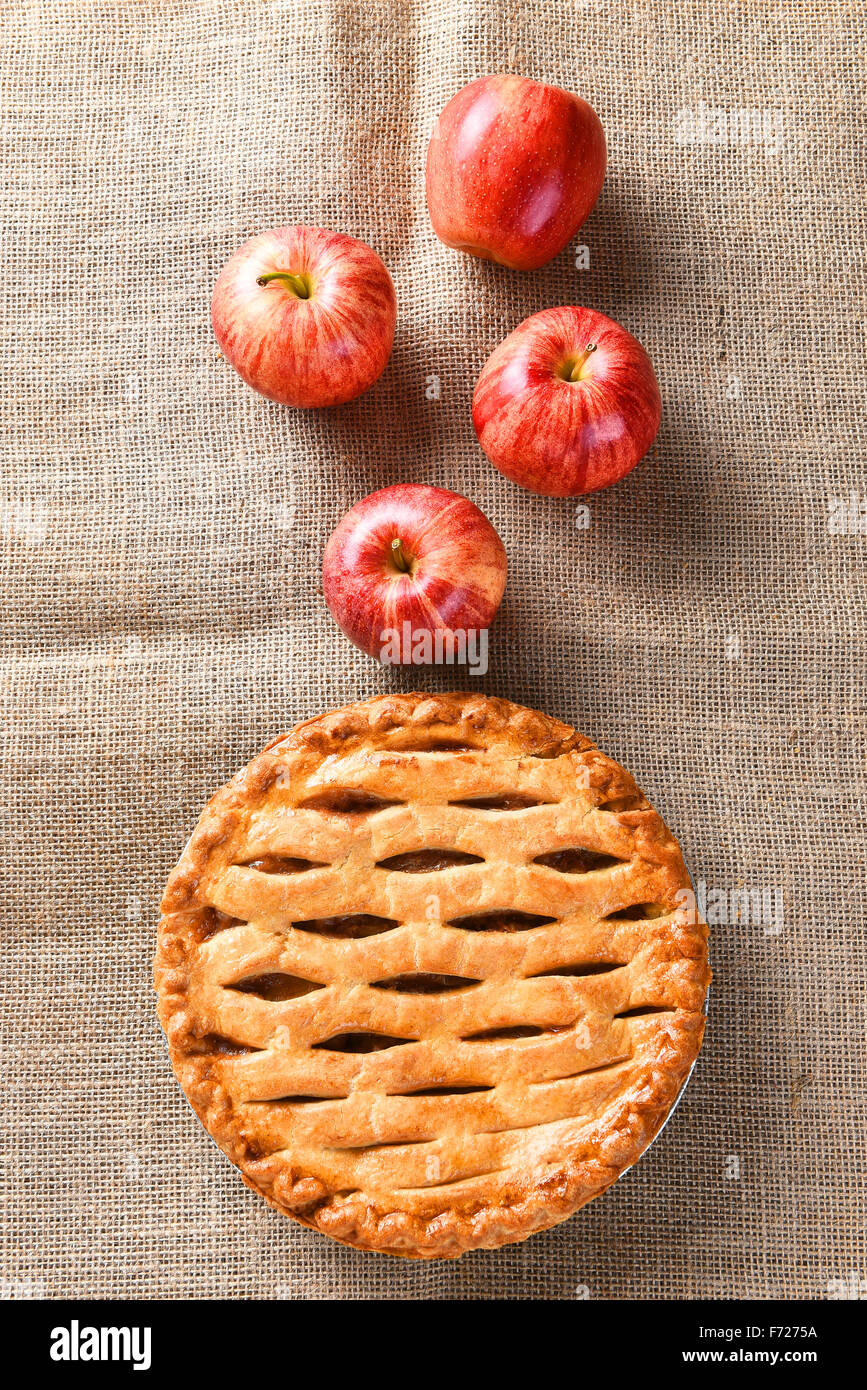 Erhöhte Ansicht von einem frisch gebackenen Apfelkuchen für das Thanksgiving-Feiertag, vertikalen format auf einer Leinwand-Oberfläche. Stockfoto