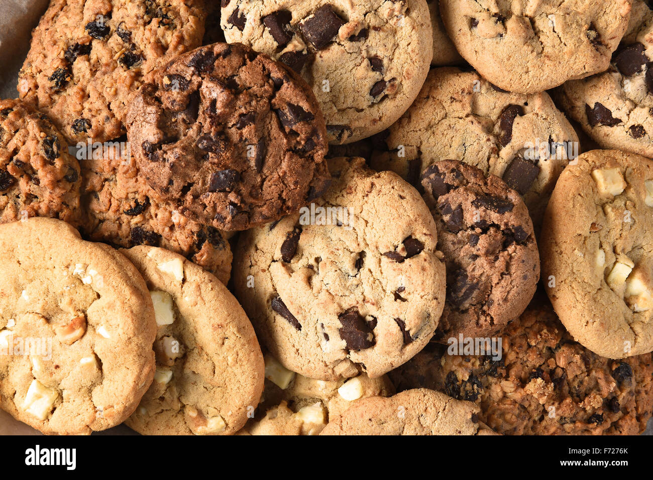 Nahaufnahme einer Gruppe von sortierten Cookies. Chocolate Chip, Haferflocken Rosinen, weiße Schokolade Füllung des Rahmens. Stockfoto