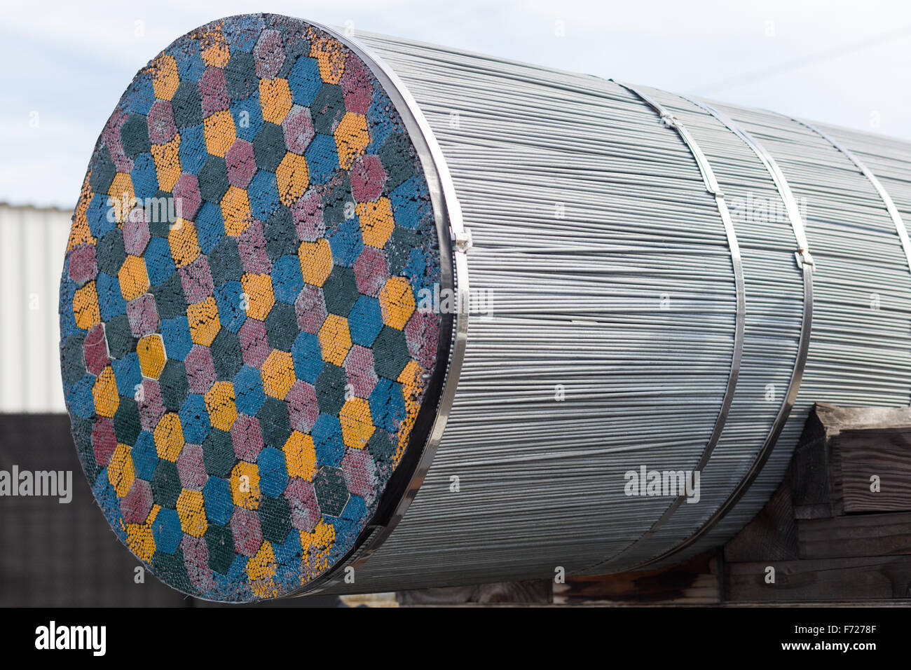 Multi farbige Haarsträhnen ein Tragseil Brücke. Aus der neuen Spanne der San Francisco-Oakland Bay Bridge. Stockfoto