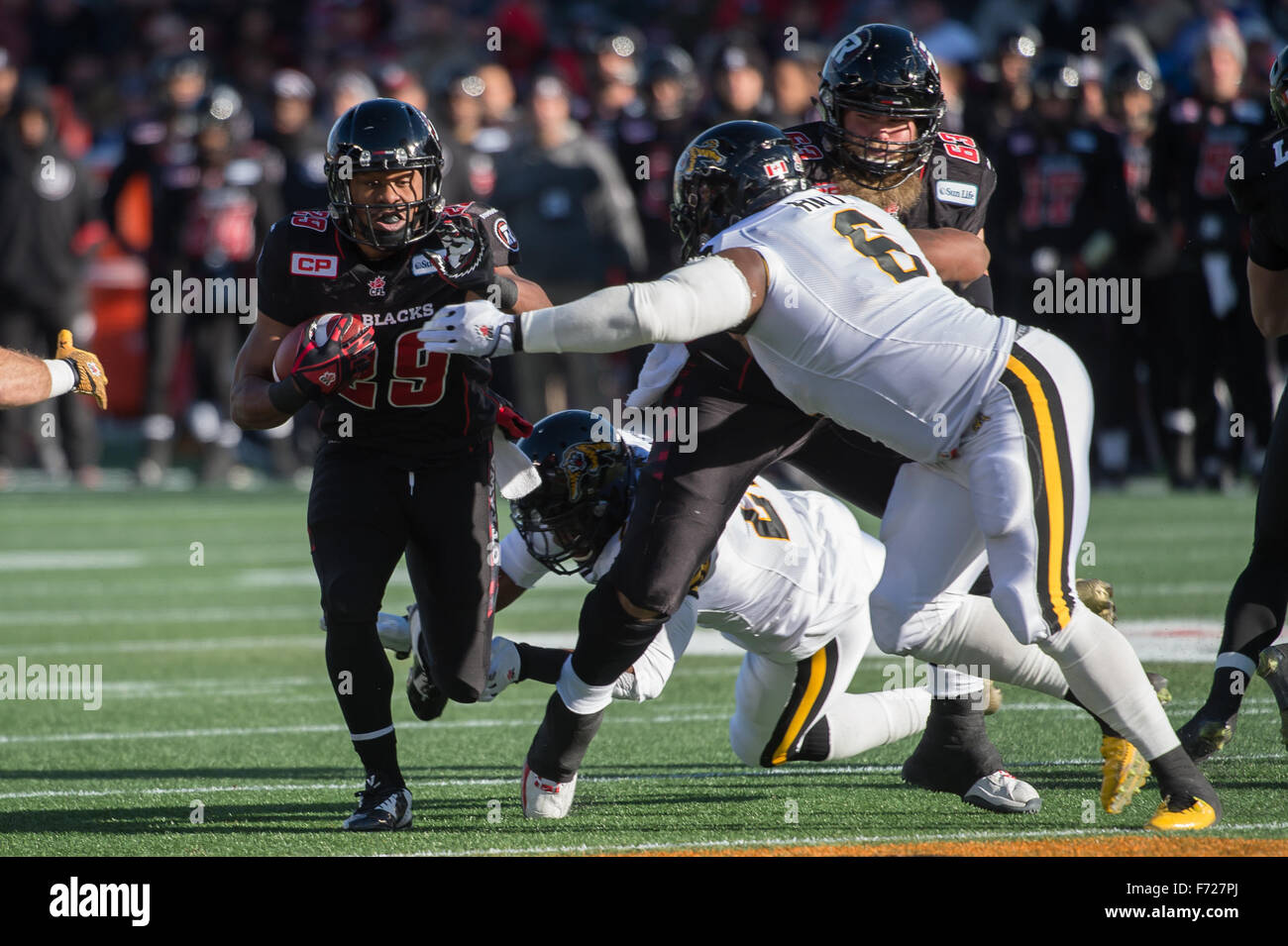 Ottawa, Ontario, Kanada. 22. November 2015. 22. November 2015. Ottawa RedBlacks Runningback Ernest Jackson (#9) läuft der Ball in der East Division Matchup zwischen den Hamilton Tiger-Katzen und Ottawa RedBlacks TD-Stadion in Ottawa, Ontario, Kanada. Die Redblacks besiegt Hamilton 35-28. © Marc DesRosiers/ZUMA Draht/Alamy Live-Nachrichten Stockfoto