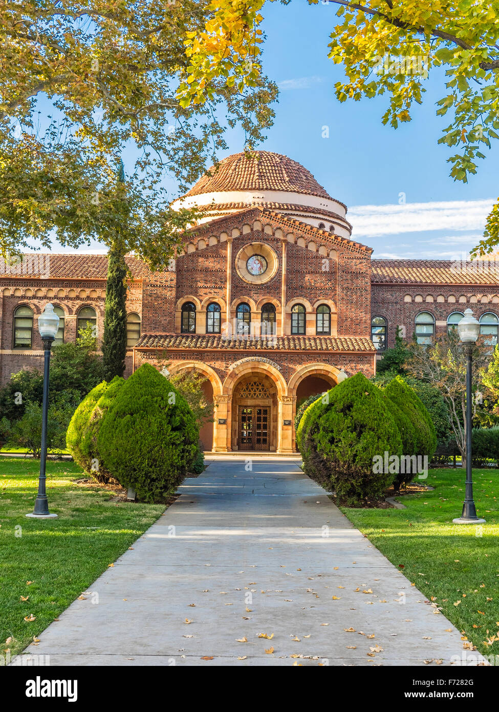 Vorderansicht des Außeneingang nach Kendall Hall, California State University Chico Chico, Kalifornien. Stockfoto