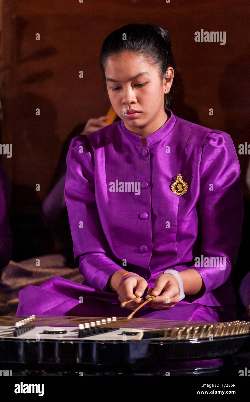 London, UK.  23. November 2015.  Eine Darsteller aus dem Kreis der Thai-Musik im Vereinigten Königreich und den Niederlanden beteiligt sich ein Thai Klassik-Konzert im Senat-Haus, Universität von London, in der Feier des 60. Geburtstages von ihrer Königlichen Hoheit Prinzessin Maha Chakri Sirindhorn von Thailand.  Bildnachweis: Stephen Chung / Alamy Live News Stockfoto