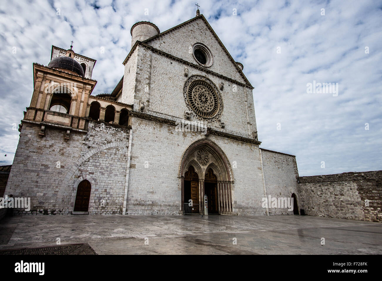 Basilika des Heiligen Franziskus von Assisi (Basilica Papale di San Francesco) mit Lower Plaza in Assisi, Umbrien, Italien Stockfoto