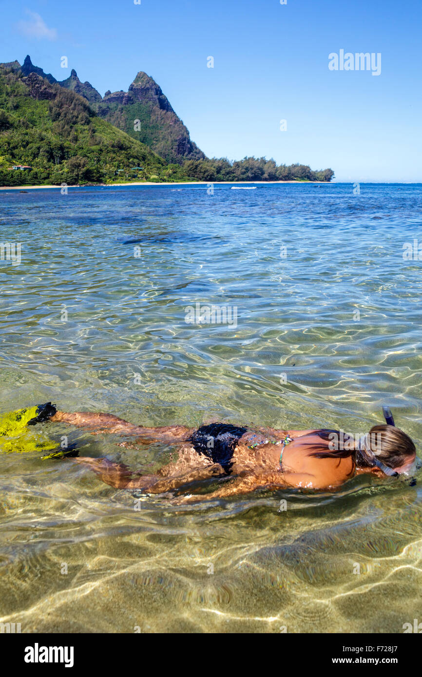 Schnorchler untersucht Meer vor Tunnels Beach auf Kauai; Mt. Makana, genannt Bali Hai, ist im Hintergrund Stockfoto