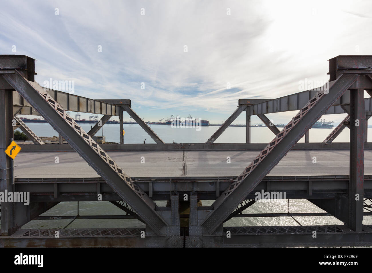 Das alte erstrecken sich von der San Francisco Oakland Bay Bridge. Hafen von Oakland im Hintergrund. Stockfoto