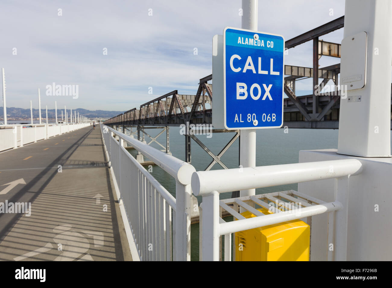 Anruf-Box auf die neuen und alten erstreckt sich von der San Francisco Oakland Bay Bridge. Stockfoto