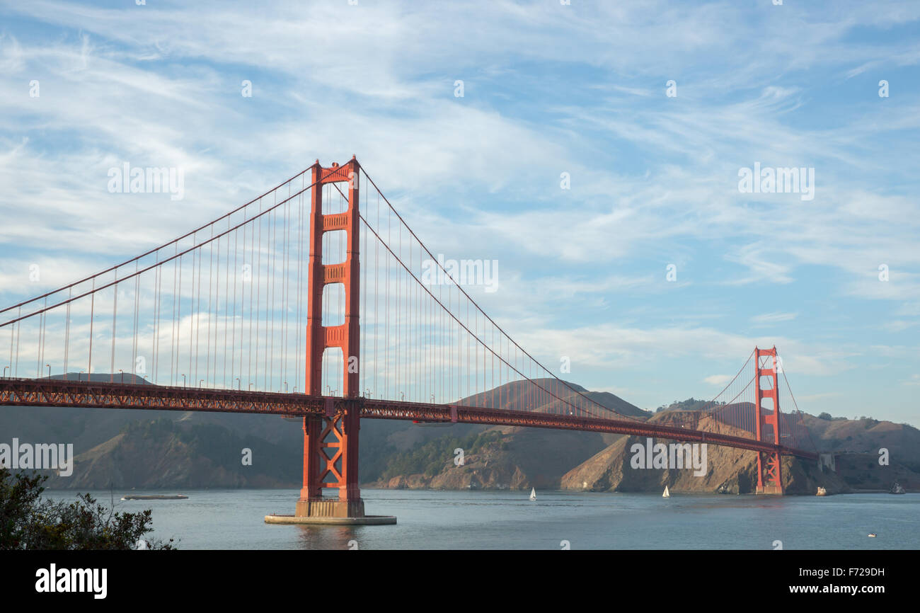 Die Golden Gate Bridge mit Wolkenfetzen Stockfoto