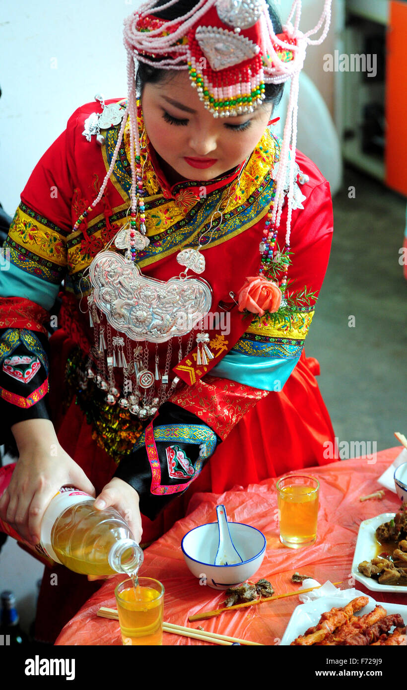 Jinhua, China Zhejiang Provinz. 23. November 2015. LAN Yunli, Braut She Volksgruppe, bereitet Getränk für Gäste bei ihrer Trauung in Baimaxia Dorf des Wuyi County, East China Zhejiang Provinz, 23. November 2015. Chen Jianjie und Lan Yunli, ein junges Paar She Volksgruppe, eine traditionelle Hochzeitszeremonie am Montag statt. Bildnachweis: Zhang Jiancheng/Xinhua/Alamy Live-Nachrichten Stockfoto