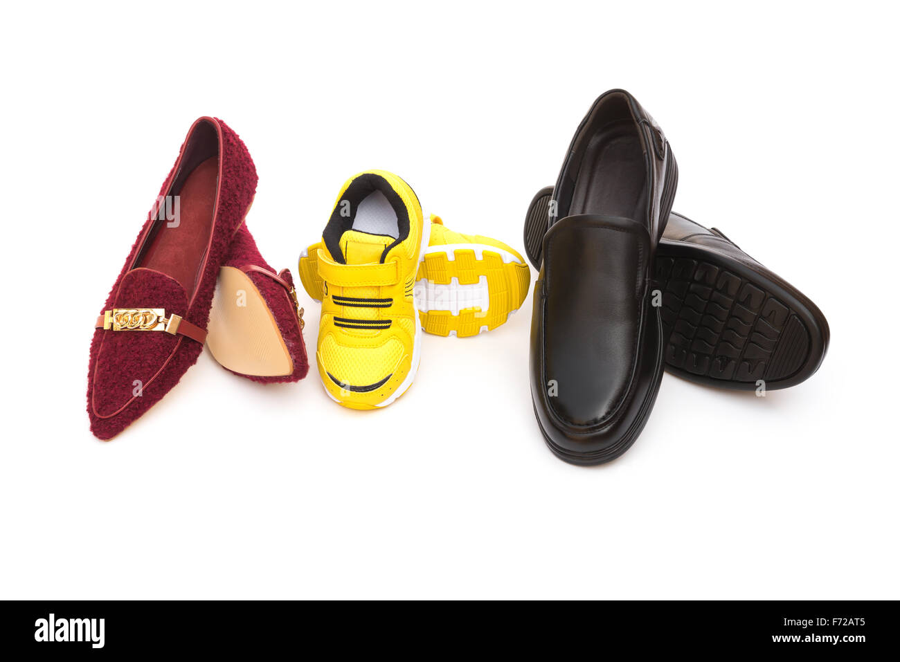 drei Paar Schuhe für Vater-Mutter und Sohn auf einem weißen Hintergrund als Familienkonzept Stockfoto