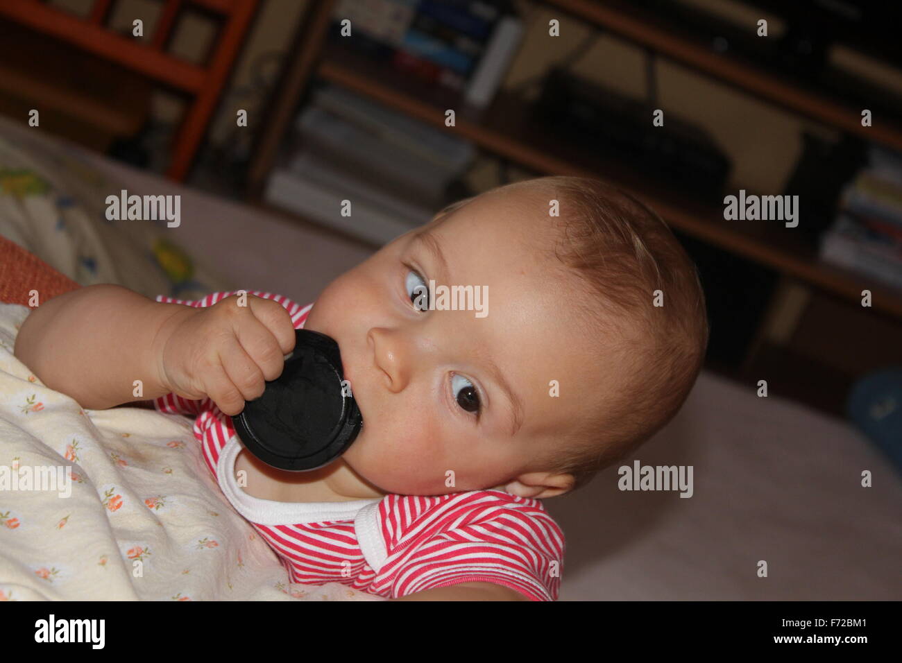 Niedlichen Kleinkind stossen in seinen Mund-Objekten (flachen DOF). Stockfoto