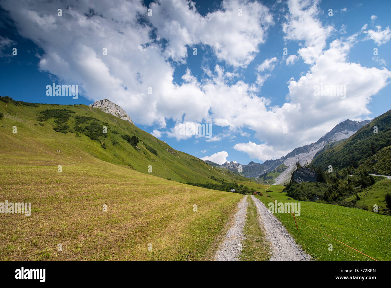 Schöne Landschaft der Berge in den Alpen, in St. Antönien, Schweiz Stockfoto