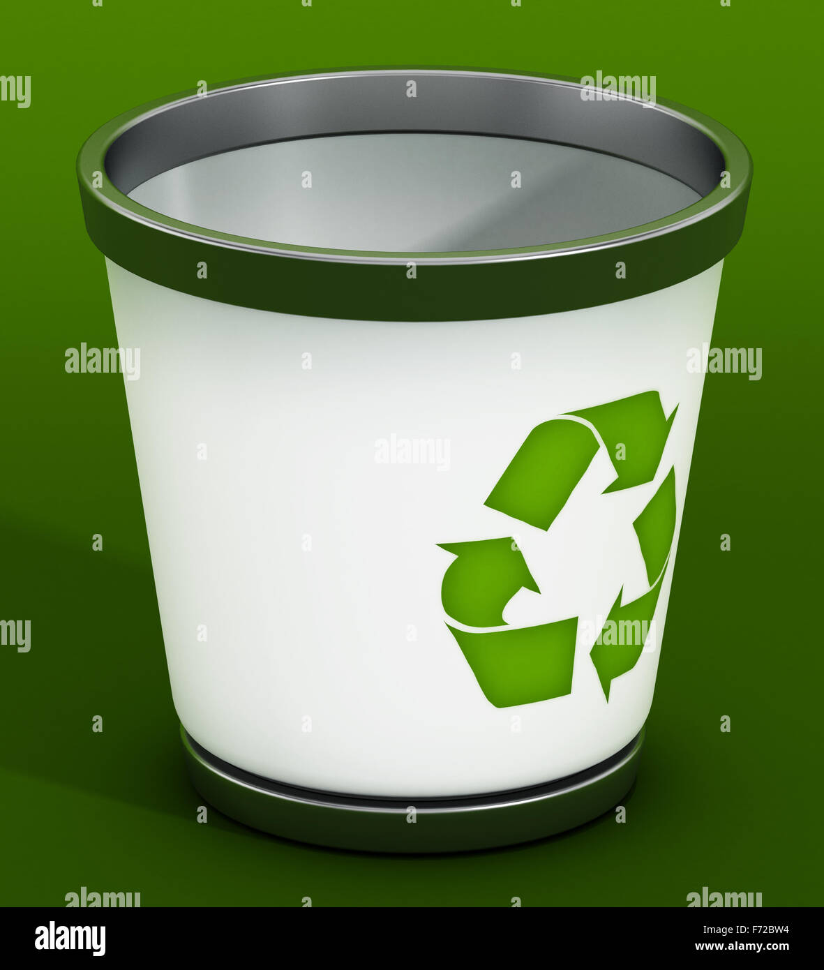 Recycle bin stehend auf grünem Hintergrund Stockfoto